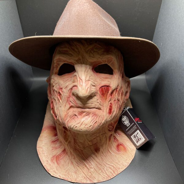 Head mask of Freddie.