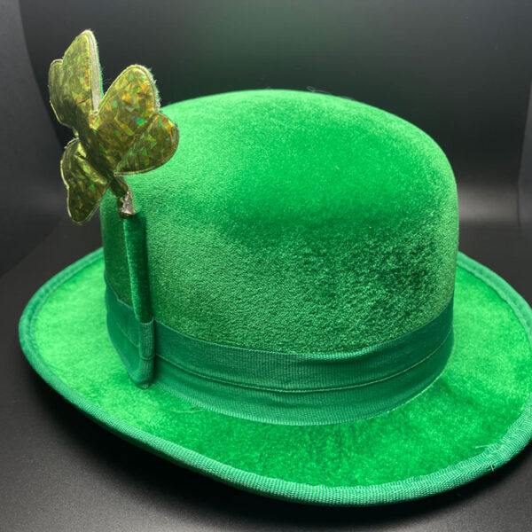 Green leprechaun hat.